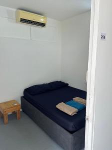 Ce lit se trouve dans un dortoir doté d'un matelas bleu. dans l'établissement Habitación cerca a la playa 205, à Carthagène des Indes