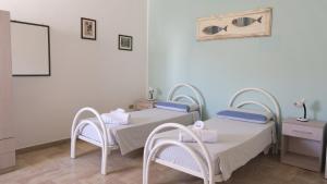 a hospital room with two beds and a mirror at BB Gallipolis Terra in Gallipoli