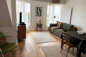 a living room with a green couch and a table at Cozy apartment in Munich in Munich