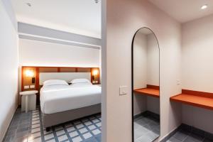 Hotel Plaza客房内的一张或多张床位