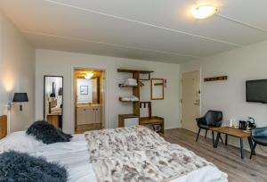 TV a/nebo společenská místnost v ubytování Hotel Aarslev Kro