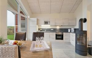 O bucătărie sau chicinetă la 2 Bedroom Amazing Home In Dagebüll