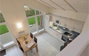 O bucătărie sau chicinetă la 2 Bedroom Amazing Home In Dagebüll