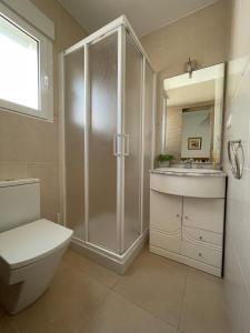 Un baño con ducha, inodoro y lavabo. en Brisa a 100 metros del mar, en Oropesa del Mar
