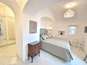ein Schlafzimmer mit einem Bett und einem Tisch in einem Zimmer in der Unterkunft Casa Laboccetta in Capri