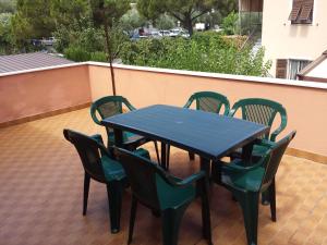 un tavolo blu e quattro sedie su un patio di Casa di Giulia a San Lorenzo al Mare