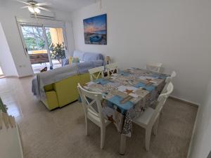 a dining room with a table and a bedroom at Tu lugar feliz al lado del mar in Mazarrón