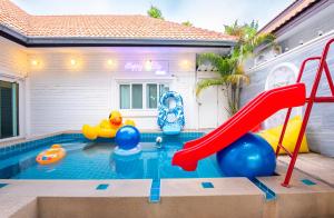 Pool Villa Near Jomtien Beach on Thep Prasit Road游泳池或附近泳池