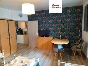 ein Wohnzimmer mit Tisch und Küche in der Unterkunft 1-ZApp "TRENDHAUS-1" Zentrum! in Hofgeismar