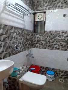 Bilik mandi di Hotel Deepak Executive, Ganpatipule