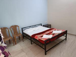 Katil atau katil-katil dalam bilik di Hotel Deepak Executive, Ganpatipule