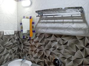 Bilik mandi di Hotel Deepak Executive, Ganpatipule
