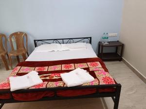 Katil atau katil-katil dalam bilik di Hotel Deepak Executive, Ganpatipule