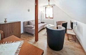 un soggiorno con un divano e una poltrona di Ferienwohnung Altenkirchen ad Altenkirchen