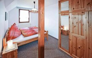 una camera da letto con un letto e uno specchio di Ferienwohnung Altenkirchen ad Altenkirchen Altre 4 foto