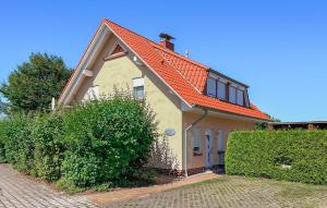 una pequeña casa amarilla con techo naranja en Ferienwohnung Fuhlendorf, en Fuhlendorf 10 fotos más