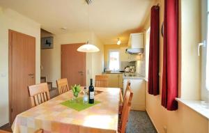 cocina y comedor con mesa y botella de vino en Ferienwohnung Fuhlendorf, en Fuhlendorf