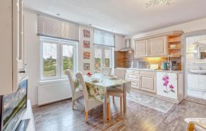 a kitchen with a dining room table and chairs at Ferienwohnung Fürstenberg in Pian