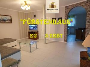 ein Wohnzimmer mit einer Couch und einem Tisch in der Unterkunft "FÜRSTENHAUS" EG Hofgeismar-Zentrum! in Hofgeismar