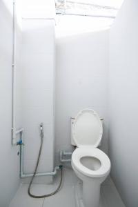 a bathroom with a white toilet in a room at Xin Hostel Wachiratham 21 in Amphoe Phra Khanong