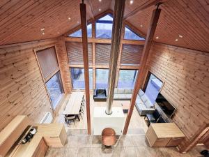 einen Blick über ein Zimmer in einem Holzhaus in der Unterkunft Villa Lumikki 2 - 8 hlö, Luoteis-Himos Ski-inout in Jämsä