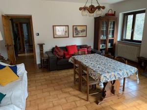a living room with a table and a couch at bellagio nel bosco in Bellagio