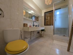 Ένα μπάνιο στο Budget apart with balcony