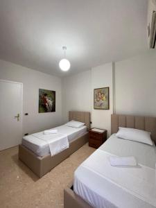 Un pat sau paturi într-o cameră la Helias Nest