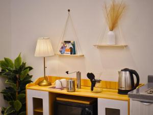 Η κουζίνα ή μικρή κουζίνα στο مسكن ترف 1 +6 φωτογραφίες