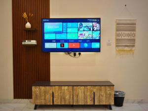 Μια τηλεόραση ή/και κέντρο ψυχαγωγίας στο مسكن ترف 1