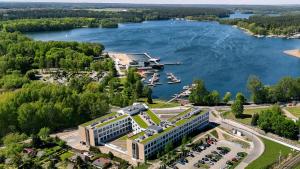 eine Luftaufnahme eines Gebäudes neben einem See in der Unterkunft Apartamenty Nad Zatoką in Olsztyn