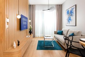 ein Wohnzimmer mit Sofa und Tisch in der Unterkunft Apartamenty Nad Zatoką in Olsztyn + 31 Fotos