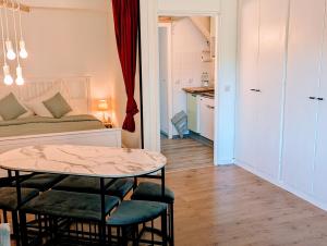 a room with a table and a bed and a kitchen at Gemütliche Ferienwohnung in den Bergen in Siegsdorf +13 photos