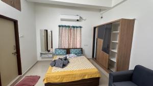 1 dormitorio pequeño con 1 cama y armario en Ravula's Stay, en Hanamkonda