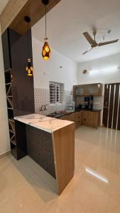 una cocina con una isla en el medio de una habitación en Ravula's Stay, en Hanamkonda