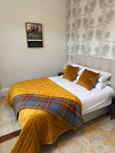 エディンバラにあるScot Townhouseのベッドルーム1室(毛布付きの大型ベッド1台付)