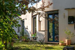 una casa con tavolo e sedie nel cortile di Borgo del Mastro è la vostra vacanza bucolica! a Trevignano Romano