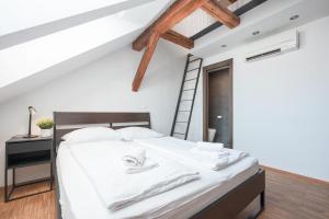 Postel nebo postele na pokoji v ubytování ATIK ROOMS