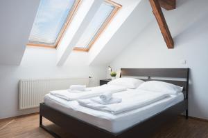 Postel nebo postele na pokoji v ubytování ATIK ROOMS
