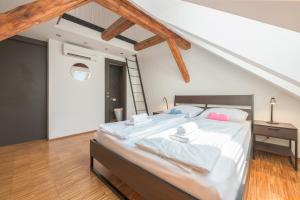 Postel nebo postele na pokoji v ubytování ATIK ROOMS