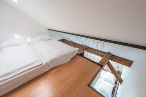Postel nebo postele na pokoji v ubytování ATIK ROOMS