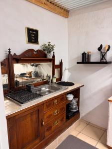 una cocina con fregadero y encimera en Gentle Snooze Inn, en Britstown 13 fotos más