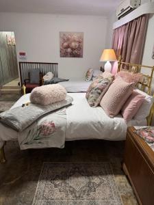 Un dormitorio con dos camas con almohadas encima. en Gentle Snooze Inn, en Britstown