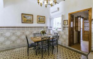 Χώρος καθιστικού στο Amazing Home In El Pedroso With Wifi
