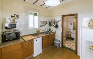 Η κουζίνα ή μικρή κουζίνα στο Amazing Home In El Pedroso With Wifi