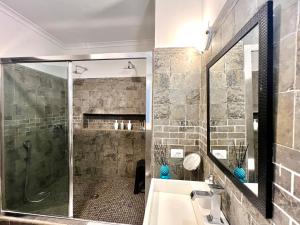 Ένα μπάνιο στο ROMA GOLDEN BEACH Apartment +39 φωτογραφίες