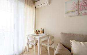 a white table and chairs in a room with a window at Amazing Apartment In Oropesa Del Mar in Oropesa del Mar
