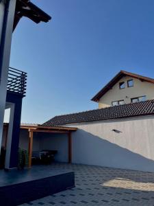ein Gebäude mit einem Dach und einer Terrasse in der Unterkunft Casa Lucia in Sibiu