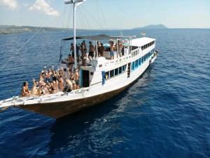 a group of people on a boat in the water at 4D3N CRUISE Lombok-Komodo-Flores in Mangsit +13 photos