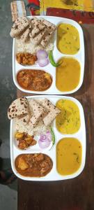 tres bandejas de diferentes tipos de comida sobre una mesa en The North-East Breeze, en Jāmb 2 fotos más